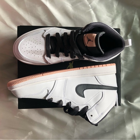 New Jordan 1 Mid (PS) White/Arctic Orange/Anthracite - Picture 9 of 9